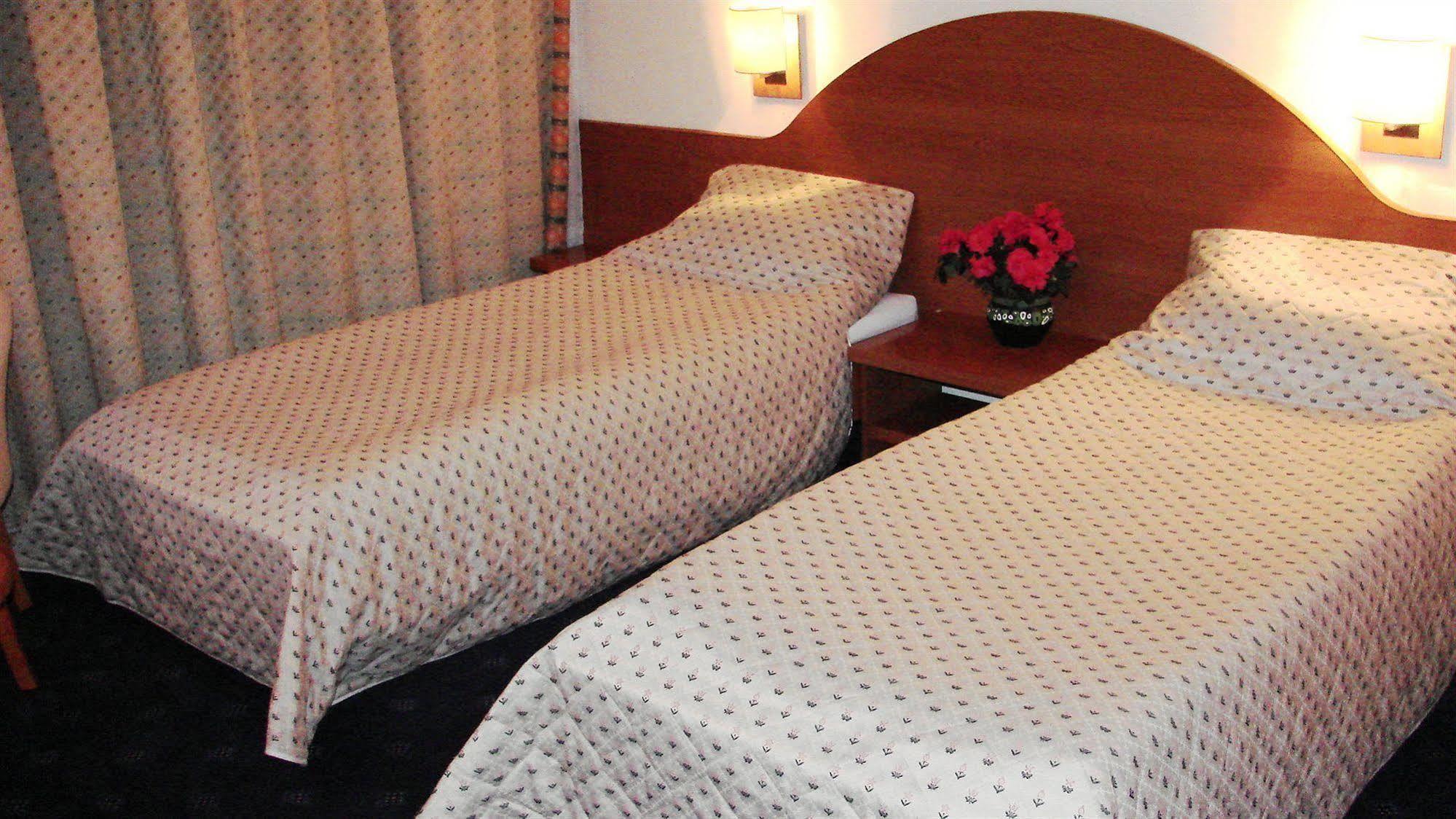 בוקרשט Hotel Irisa מראה חיצוני תמונה