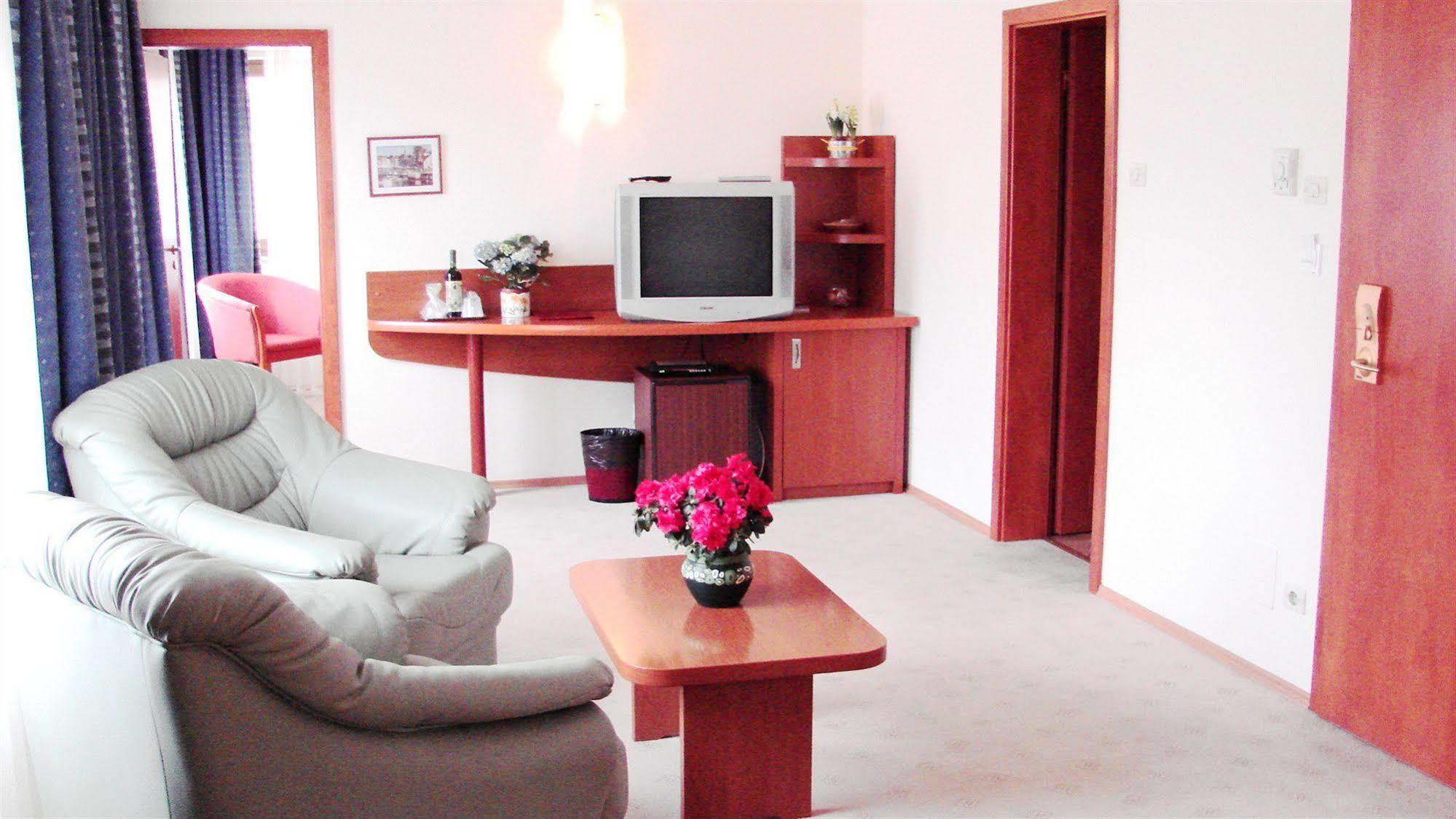 בוקרשט Hotel Irisa מראה חיצוני תמונה