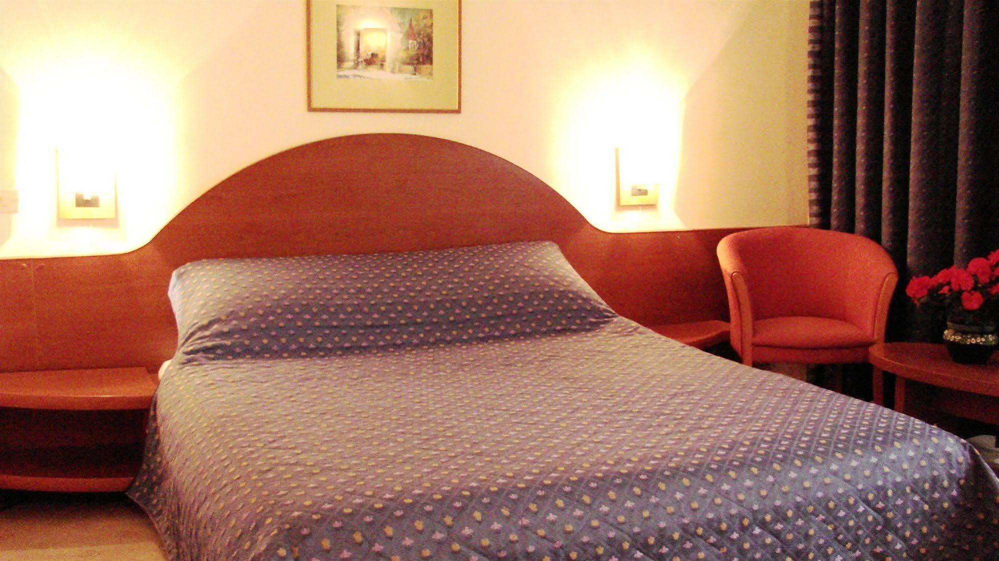 בוקרשט Hotel Irisa מראה חיצוני תמונה